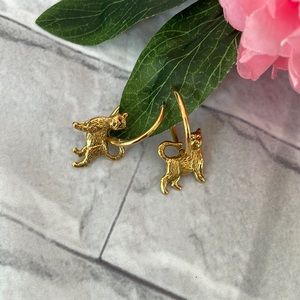 Vintage gold tone cat hoop earrings